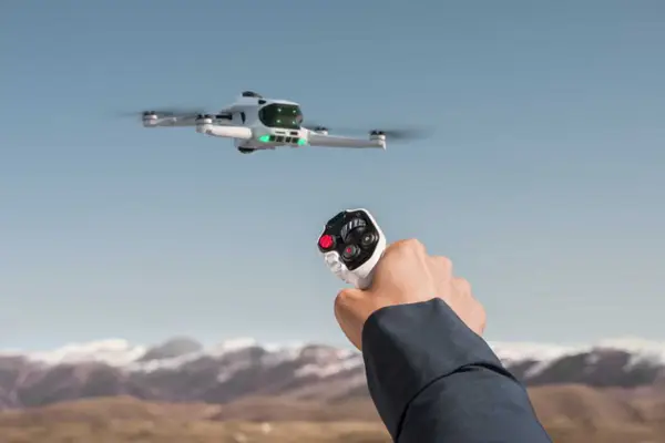 空撮は“操縦”から“体験”へ。Insta360のパノラマドローンが発売、DJI一強に挑む