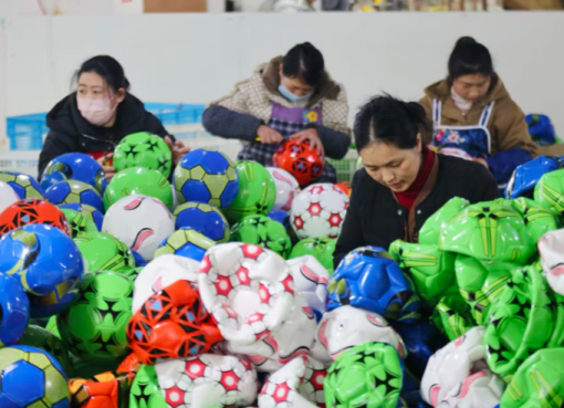 貴州省のサッカーボールが世界へ　2026年W杯控え工場大忙し