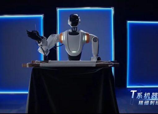 刺繍ができる人型ロボット、中国TARSが世界初実演　狙いは製造現場