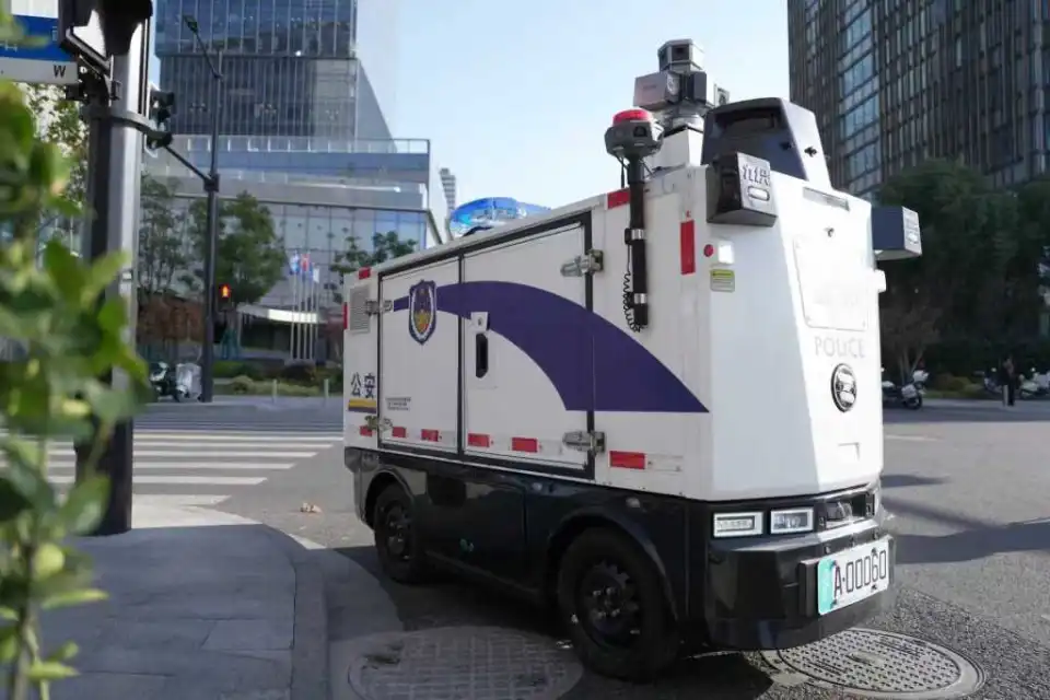 上海で「無人パトカー」始動　AIで監視効率化、初日に違法駐車119台警告