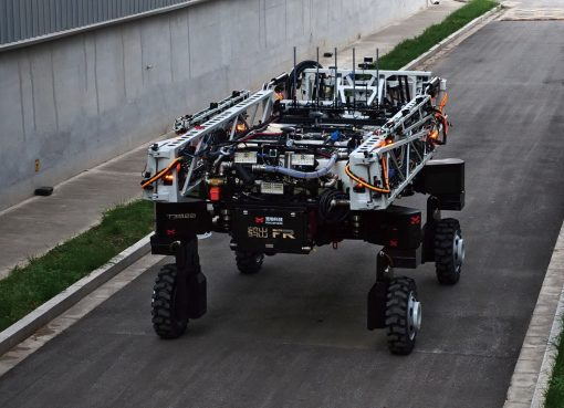 「純電動・全地形対応」農業ロボ、中国で試験運用　AIカメラと可変シャシーで効率向上