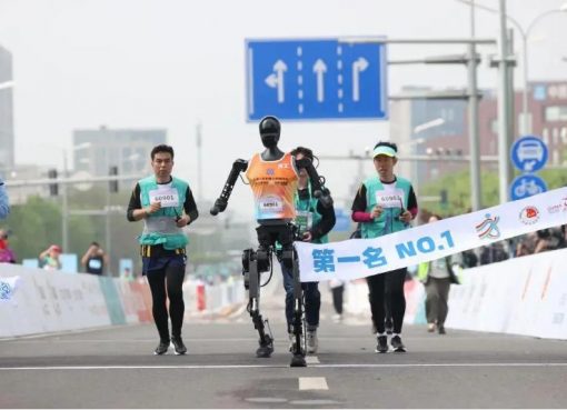 話題の人型ロボット・ハーフマラソン、北京で2回目の開催　“リモコン卒業”は可能か