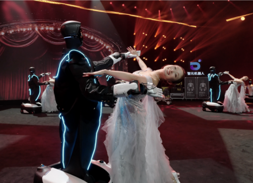 中国ヒューマノイド「Agibot」、春晩を蹴って“自前のショー”に賭ける　200台超のロボットで世界配信