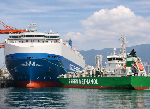 香港、初のグリーンメタノール燃料供給　世界初RORO船に