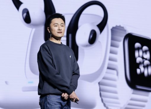 世界初のカメラ搭載AIイヤホン、シードで約70億円調達　「スマホの次」を狙う