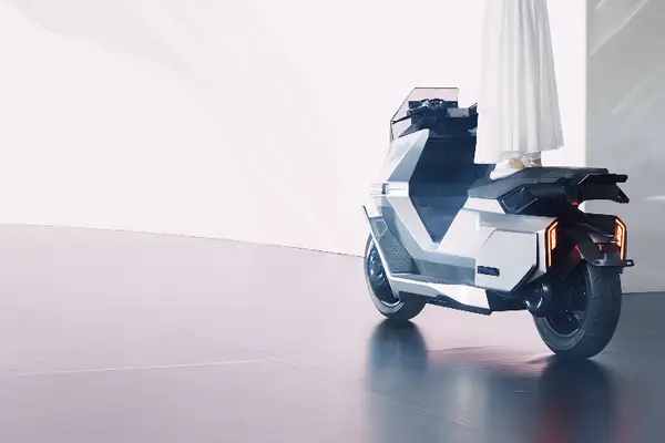 転ばない電動バイク「OMOWAY」が量産へ　ジャイロ制御技術を二輪車に初応用