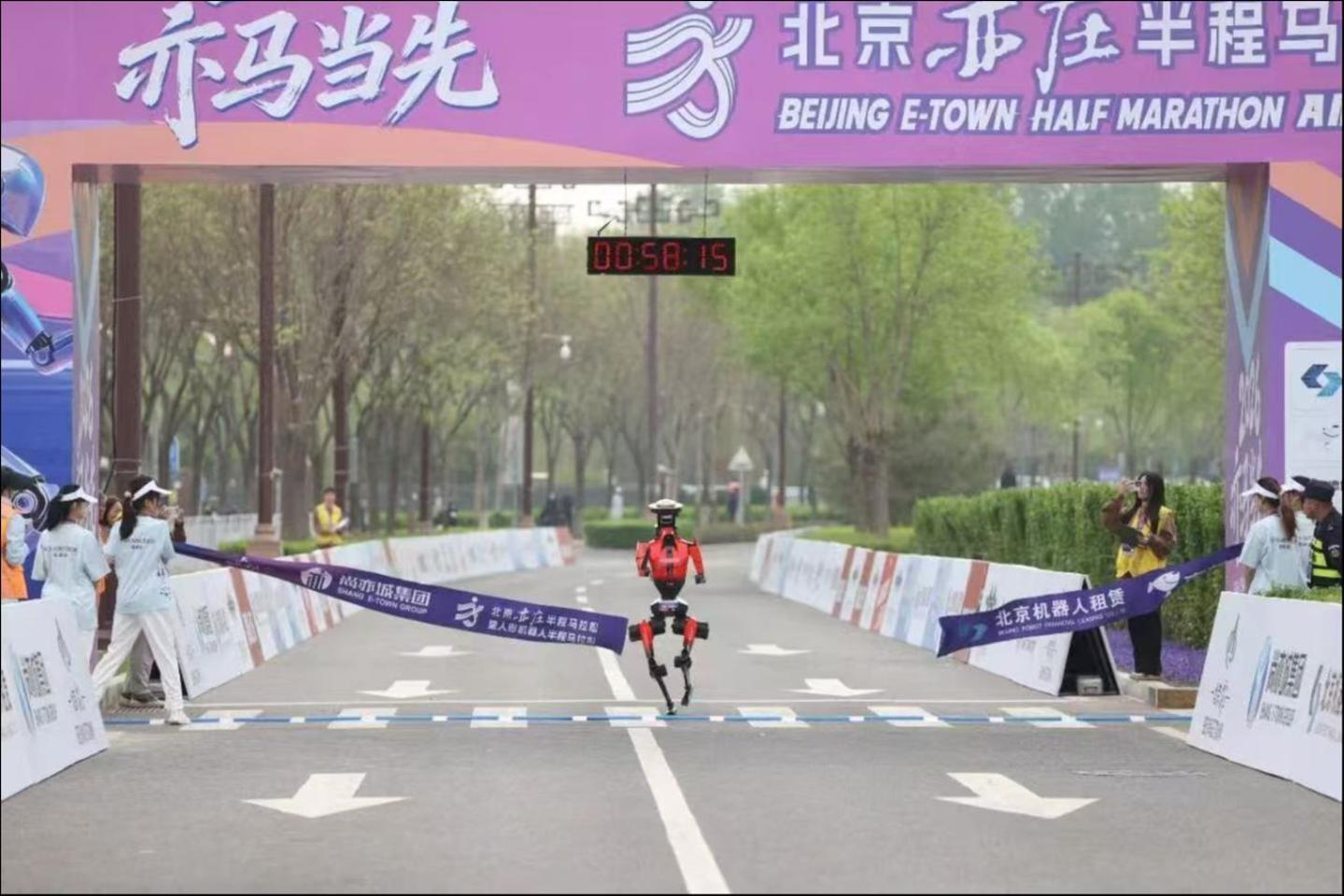 人型ロボット、人類を抜いた——北京ハーフマラソン、50分26秒で完走