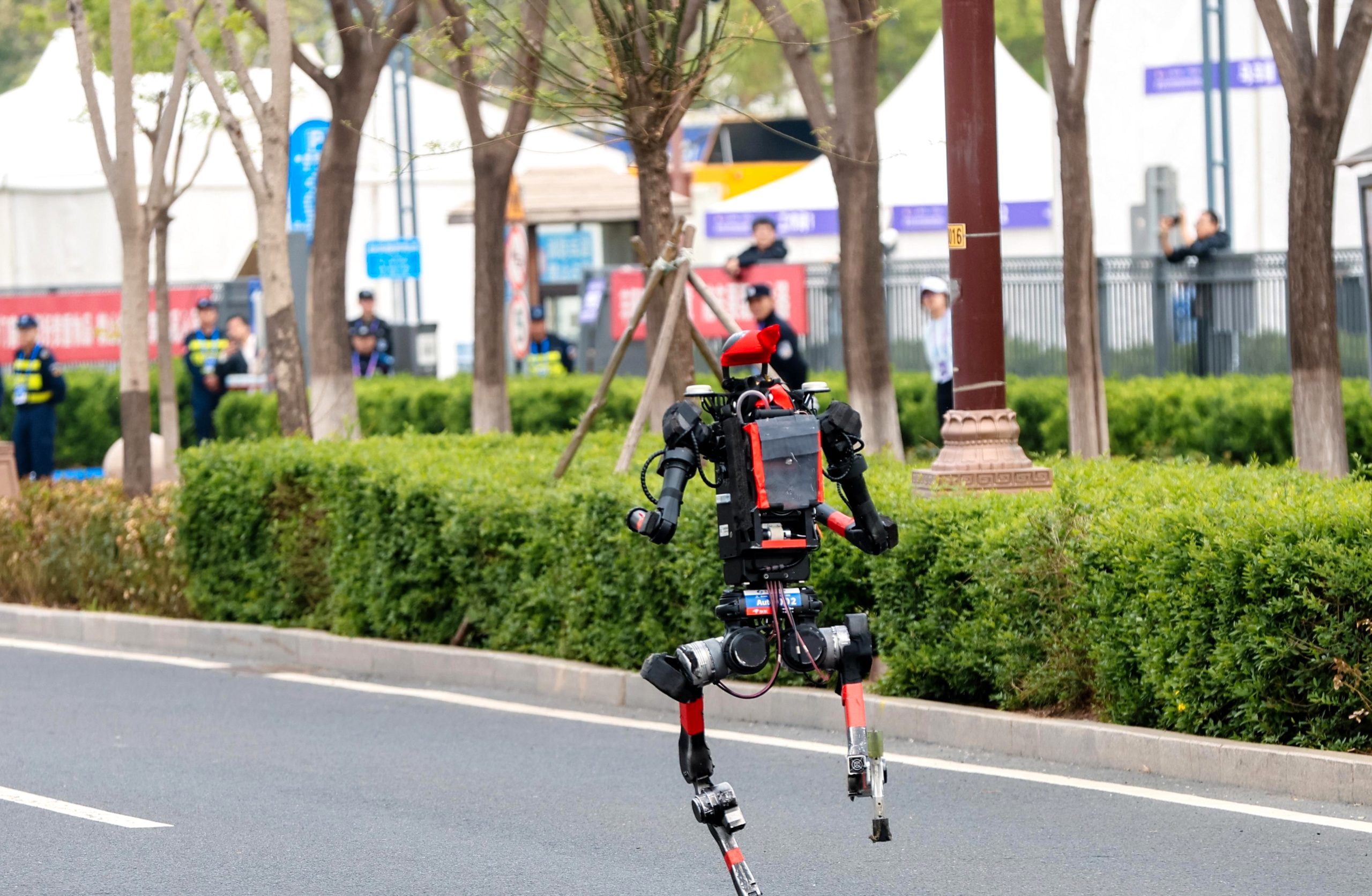 北京ハーフマラソン、人型ロボット300台が公道を疾走　日中連携の可能性も