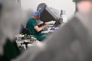 手振れゼロ、視野数倍——天津の腫瘍病院、手術支援ロボット「ダビンチ」で1万件の実績