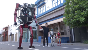 【動画】9000万円の搭乗型変形メカロボ——中国・Unitree創業者、自ら乗り込んでデモ披露