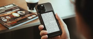 スマホを裏返すと「通知ゼロの画面」、貼る電子ペーパー「Xteink」が売れた理由