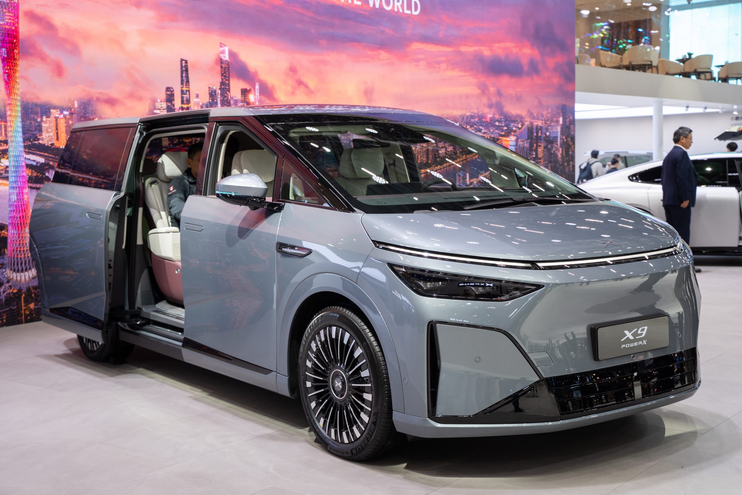 猛暑で「動けない車」続出　中国・小鵬、高級EVの空気サス故障で謝罪