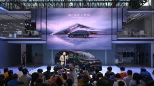 猛暑で沈む高級MPV　中国・小鵬EV、3万台超の公式リコールへ