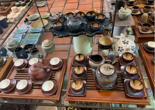 バッチャン村では多種多様な陶器が売られている